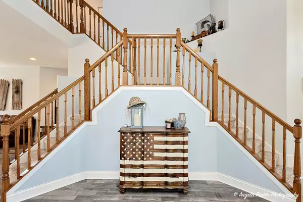 223 Edgewater DR, Bartlett, IL 60103