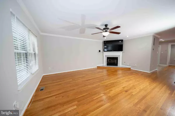 2705 BRIER POND CIR, Woodbridge, VA 22191