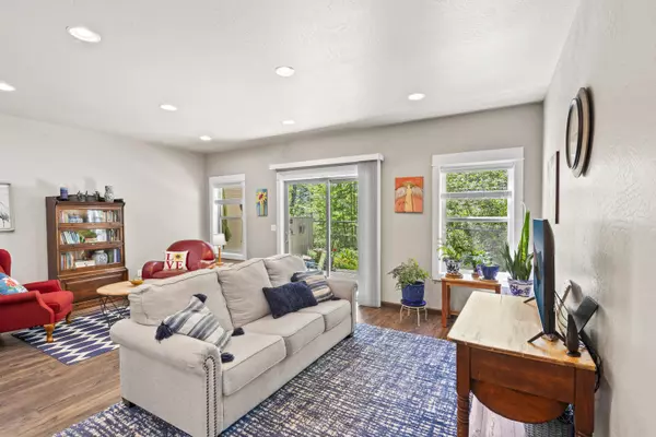 3840 Creek View Dr, Medford, OR 97504