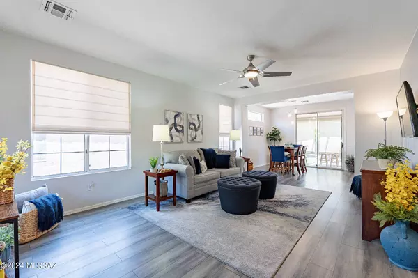 8009 W Wandering Spring Way, Tucson, AZ 85743