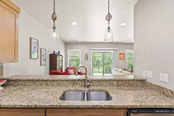 3840 Creek View Dr, Medford, OR 97504