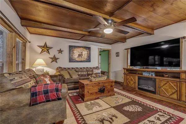 500 Ash LN, Somerville, TX 77879