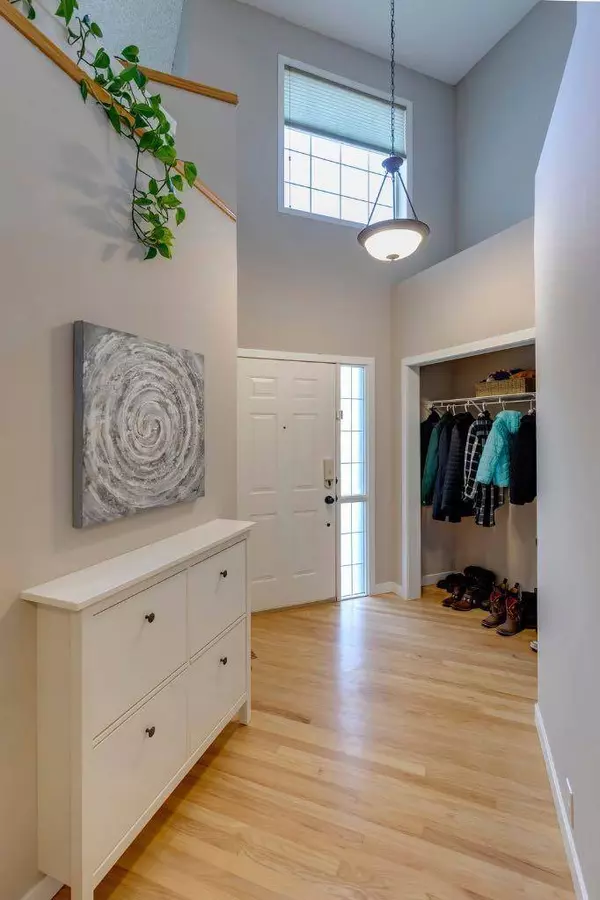 204 Mt Brewster CIR SE, Calgary, AB T2Z 2R8