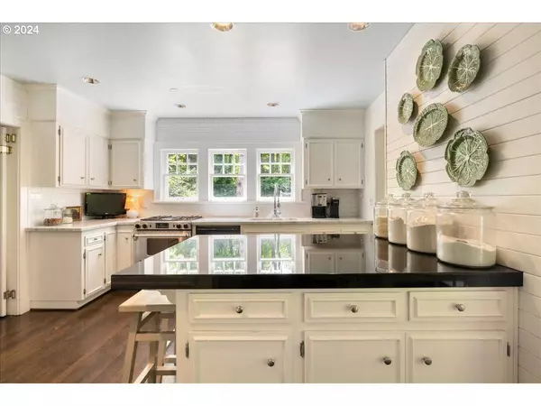 16625 PACIFIC HWY, Lake Oswego, OR 97034