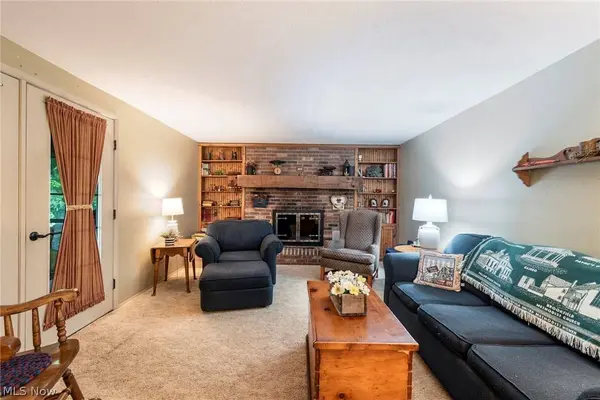 939 Sharon Hogue RD, Masury, OH 44438