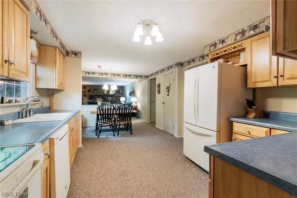 939 Sharon Hogue RD, Masury, OH 44438