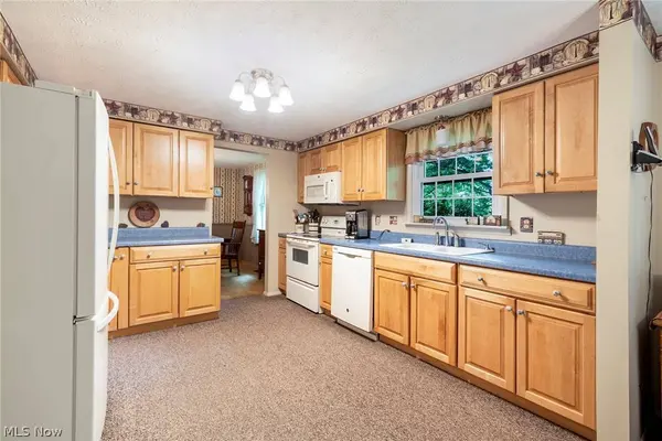 939 Sharon Hogue RD, Masury, OH 44438