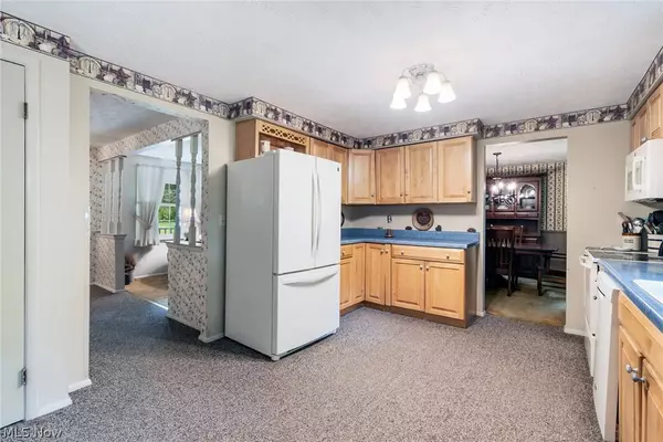 939 Sharon Hogue RD, Masury, OH 44438