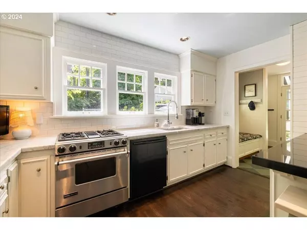 16625 PACIFIC HWY, Lake Oswego, OR 97034