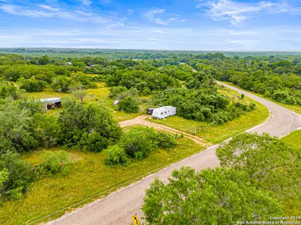 881 county road 392, Runge, TX 78151