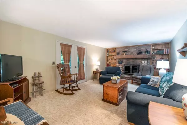 939 Sharon Hogue RD, Masury, OH 44438