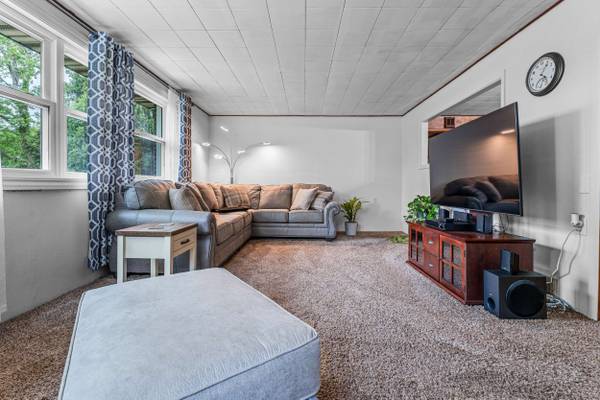 596 Fording Rd, New Castle, PA 16101-8616