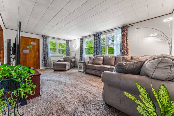 596 Fording Rd, New Castle, PA 16101-8616