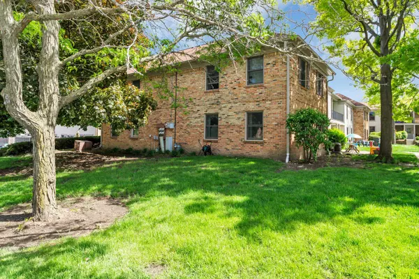 1760 Sessions Walk #B, Hoffman Estates, IL 60169