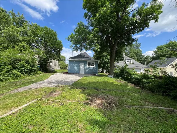 2216 E 13th Street, Des Moines, IA 50316