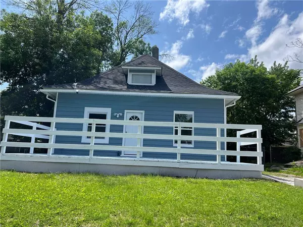 2216 E 13th Street, Des Moines, IA 50316