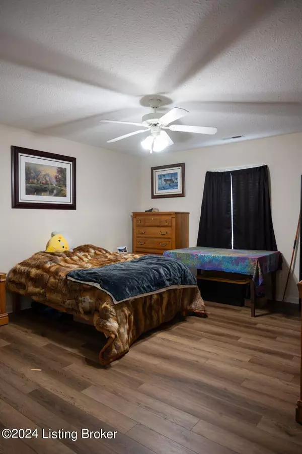 121 Clover Ct, Radcliff, KY 40160