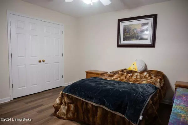 121 Clover Ct, Radcliff, KY 40160