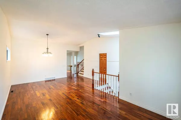 7632 158 AV NW, Edmonton, AB T5Z 2R9