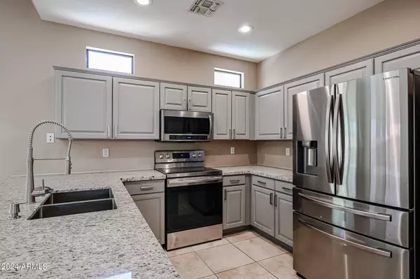 3027 E FREMONT Road, Phoenix, AZ 85042