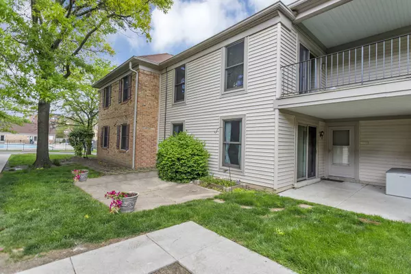 1760 Sessions Walk #B, Hoffman Estates, IL 60169