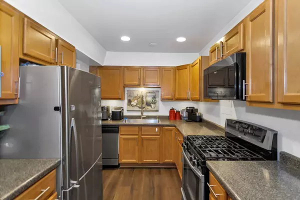 1760 Sessions Walk #B, Hoffman Estates, IL 60169