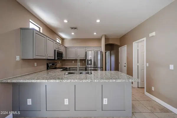 3027 E FREMONT Road, Phoenix, AZ 85042