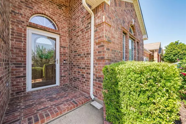 4020 Petersburg Drive, Fort Worth, TX 76244