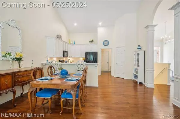 824 E Knolls Landing Drive, Milford, MI 48381