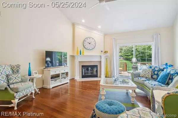 824 E Knolls Landing Drive, Milford, MI 48381