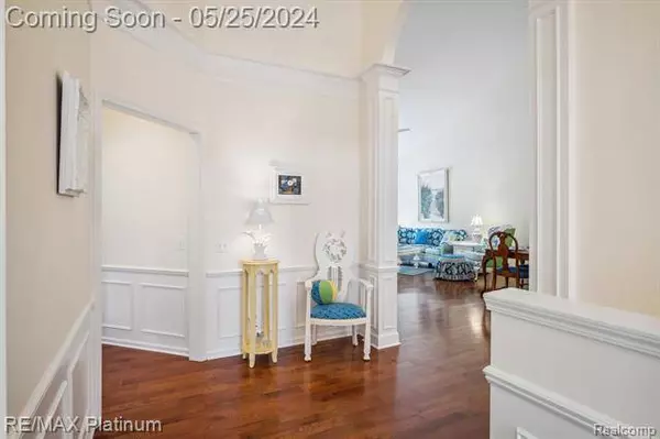 824 E Knolls Landing Drive, Milford, MI 48381