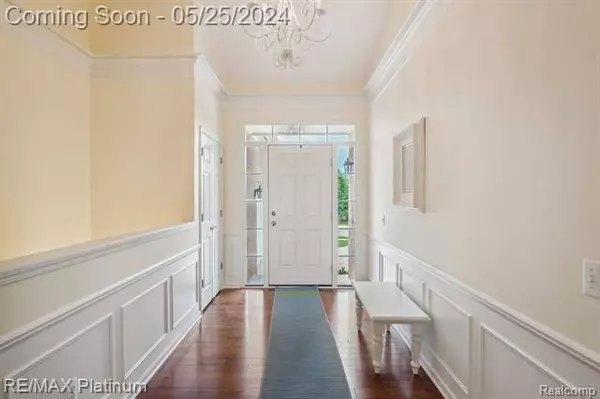 824 E Knolls Landing Drive, Milford, MI 48381