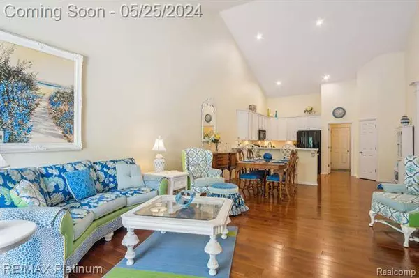 824 E Knolls Landing Drive, Milford, MI 48381