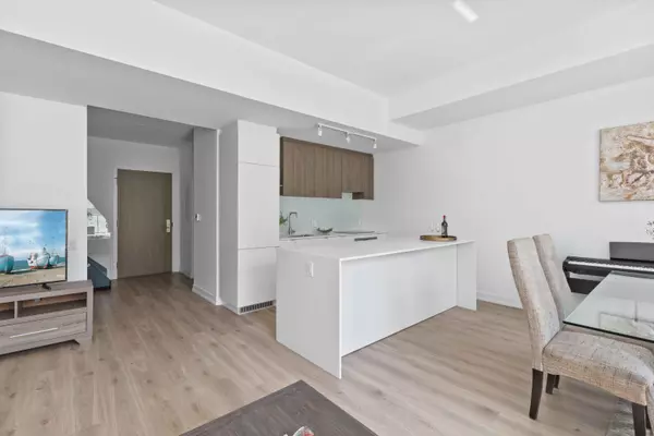 161 Roehampton Ave #805, Toronto, ON M4P 0C8