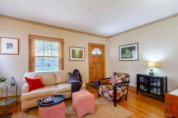 402 S 11th AVE, St. Charles, IL 60174