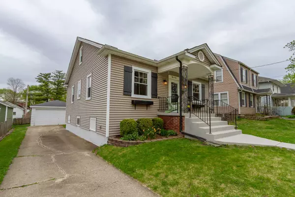 402 S 11th AVE, St. Charles, IL 60174