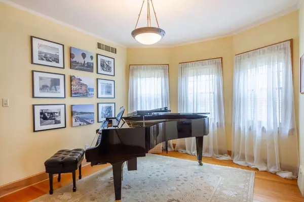 402 S 11th AVE, St. Charles, IL 60174