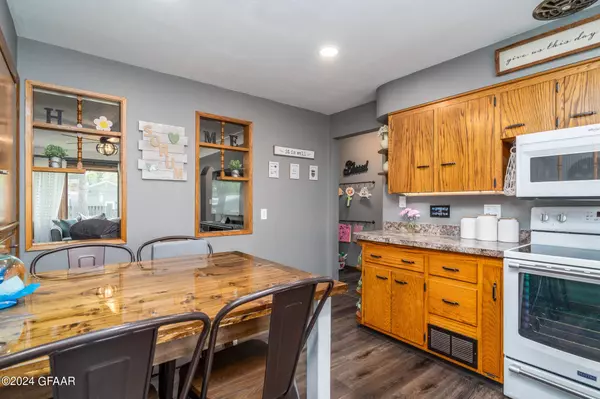 924 10TH Avenue S, Grand Forks, ND 5820`1