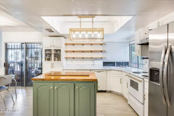 5022 W VOGEL Avenue, Glendale, AZ 85302