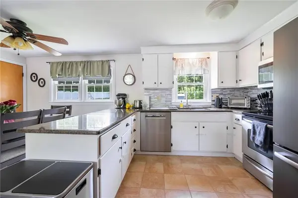 8 Russell LN, Smithfield, RI 02917