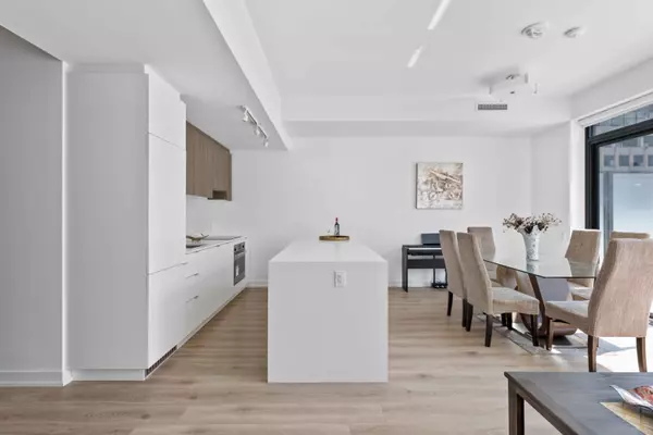 161 Roehampton Ave #805, Toronto, ON M4P 0C8