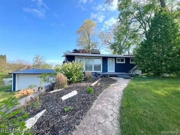 2444 W KIMMEL Road, Jackson, MI 49201