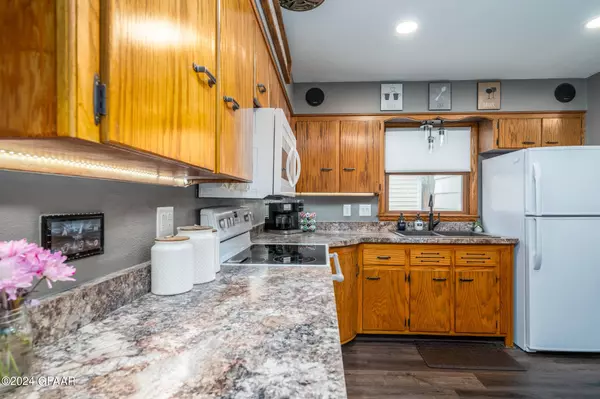 924 10TH Avenue S, Grand Forks, ND 5820`1