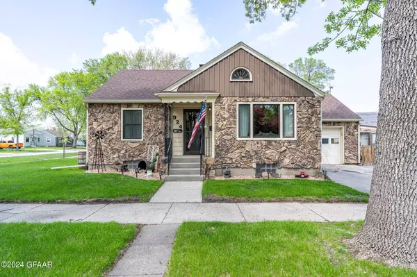 924 10TH Avenue S, Grand Forks, ND 5820`1