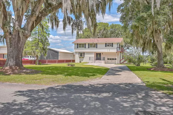 1018 Live Oak Ave, Moncks Corner, SC 29461