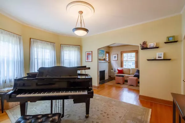 402 S 11th AVE, St. Charles, IL 60174