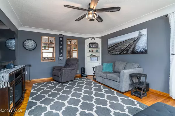 924 10TH Avenue S, Grand Forks, ND 5820`1