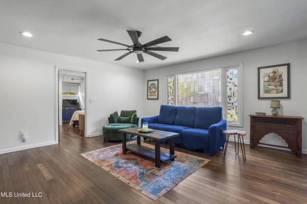 1916 Stuart Avenue, Ocean Springs, MS 39564