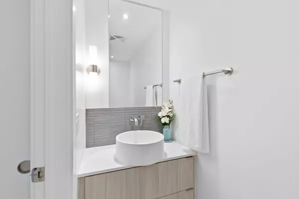 161 Roehampton Ave #805, Toronto, ON M4P 0C8