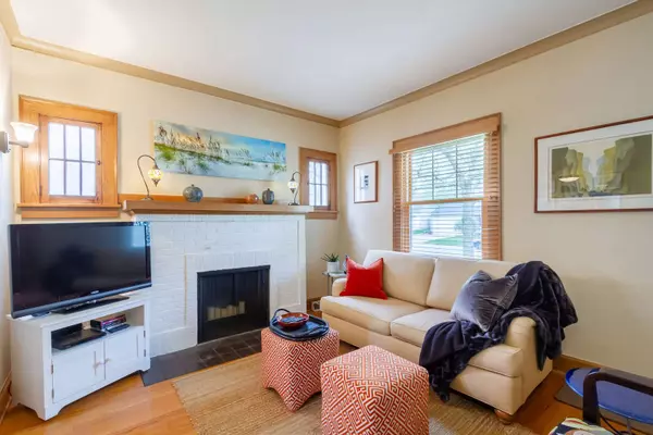 402 S 11th AVE, St. Charles, IL 60174